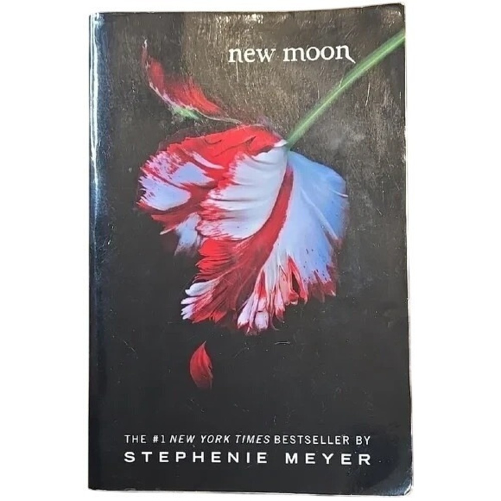 New Moon (Twilight #2) by Stephenie Meyer - Paperback